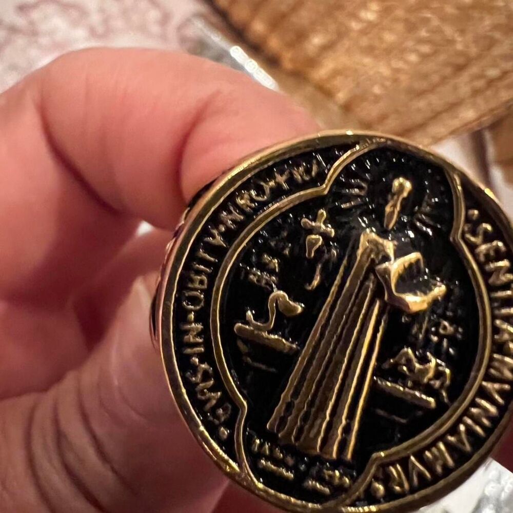 ✨ Stunning Saint Benedict Medal Signet Ring - Size 11 ✨ - Picture 3 of 3